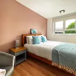 Noah\'S Place In Mile End